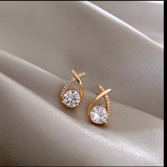 Bling Jewelry Jewelry - HOST PICK 👌👍Beautiful Gold Cross Over Earrings